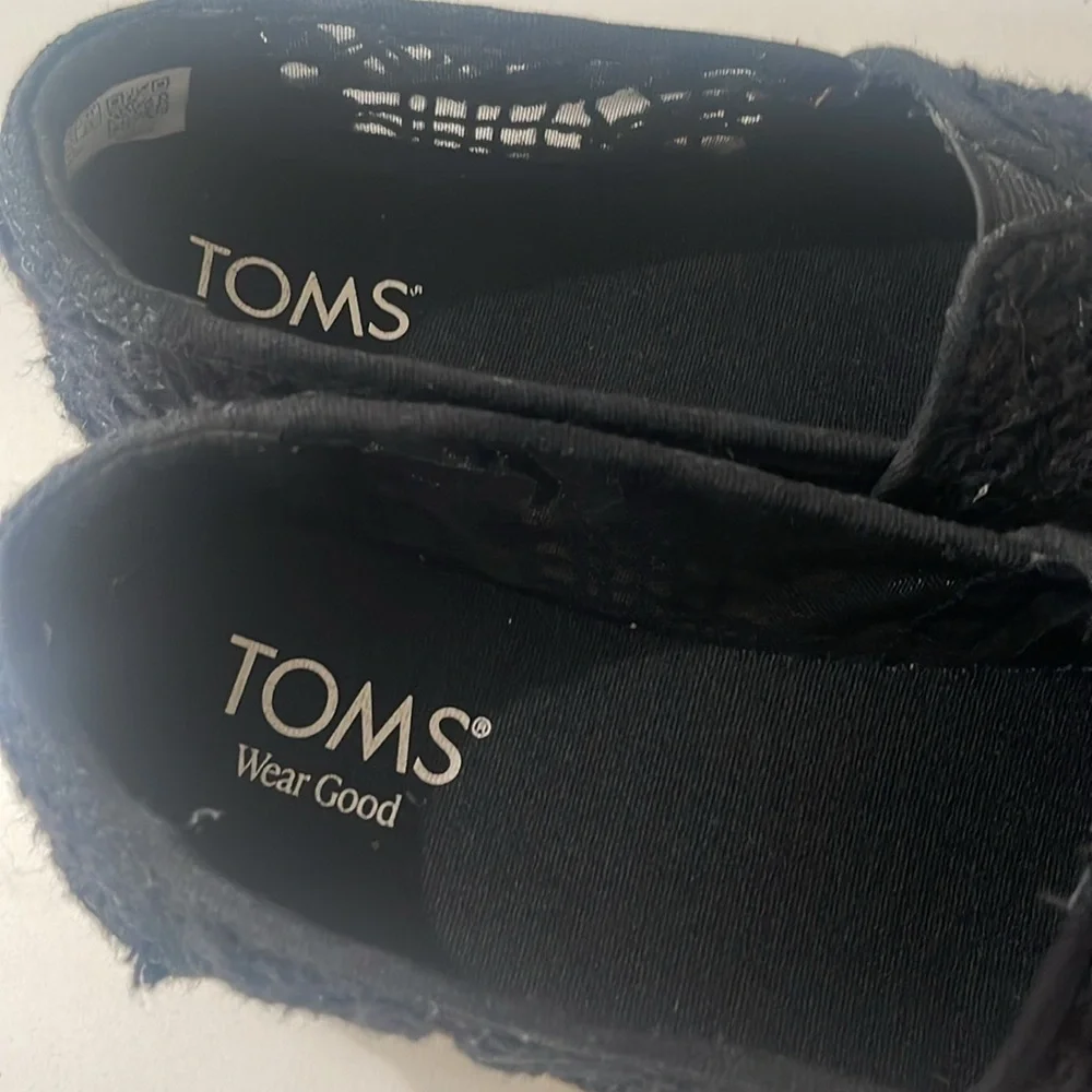 Toms crochet lace